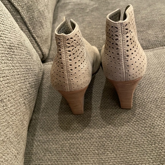 Vince Camuto Heels, Size 8.5 - Picture 3 of 3